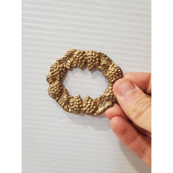 Vintage Oval Frame With Grape Design Vintage brass frame with grape desi… - Picture 10 of 10